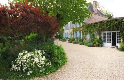 Zámeček na prodej Gémozac, Nouvelle-Aquitaine, Das Landhaus mit Vorplatz und Garten