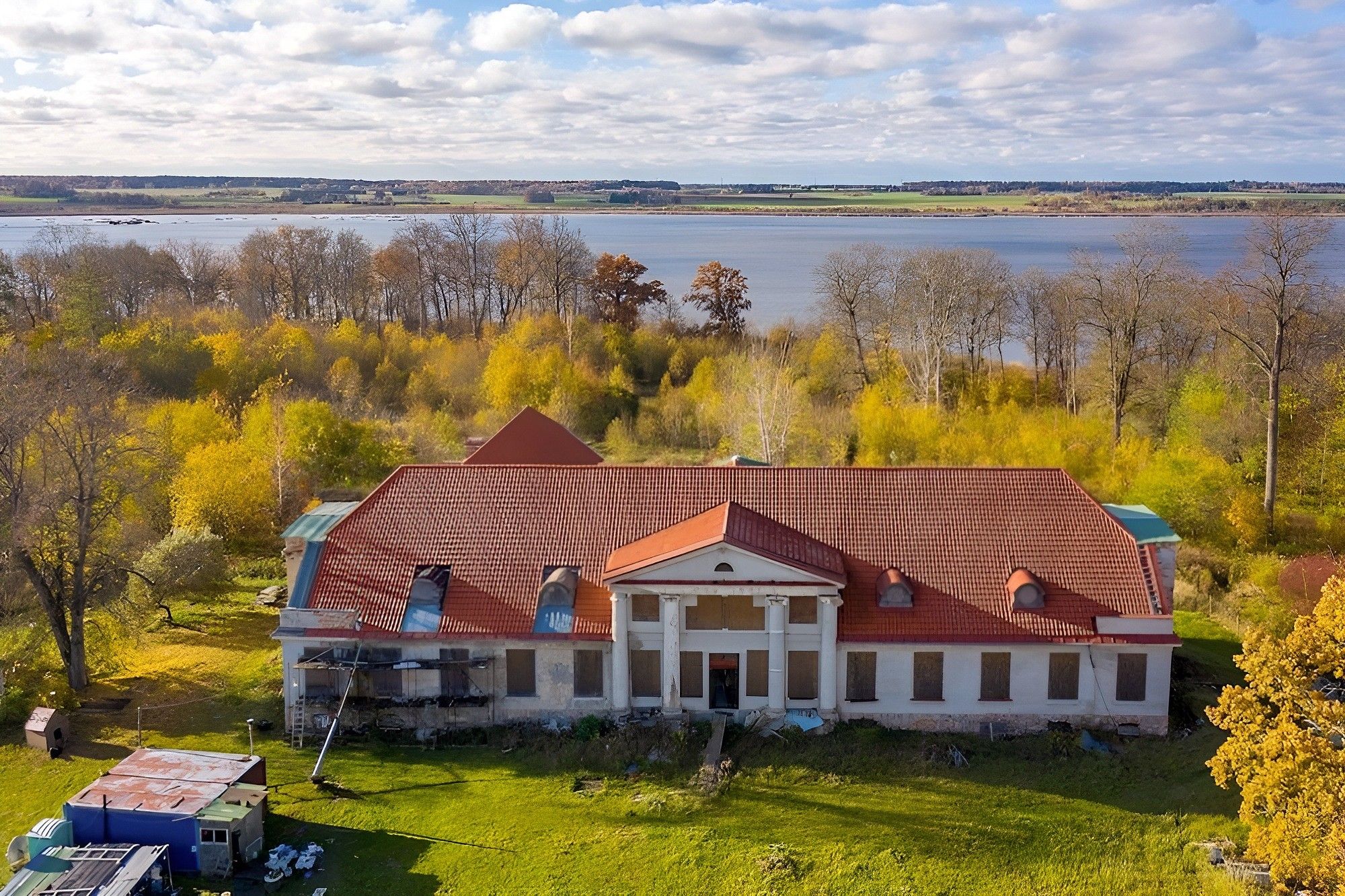 Obrázky Līgutu - Gutshaus am See in Lettland