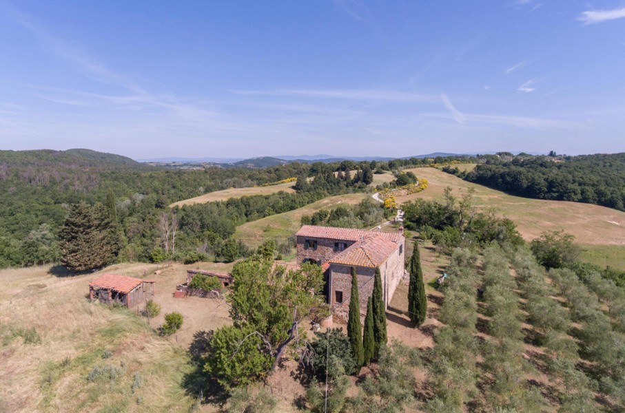 Billeder Rustic farmhouse in typical Tuscan hilly landscape