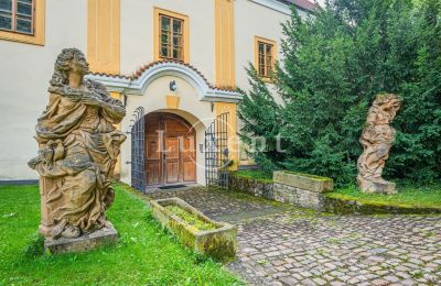 Ejendomme, Enestående ejendom nær Prag: Fæstning i Třebotov