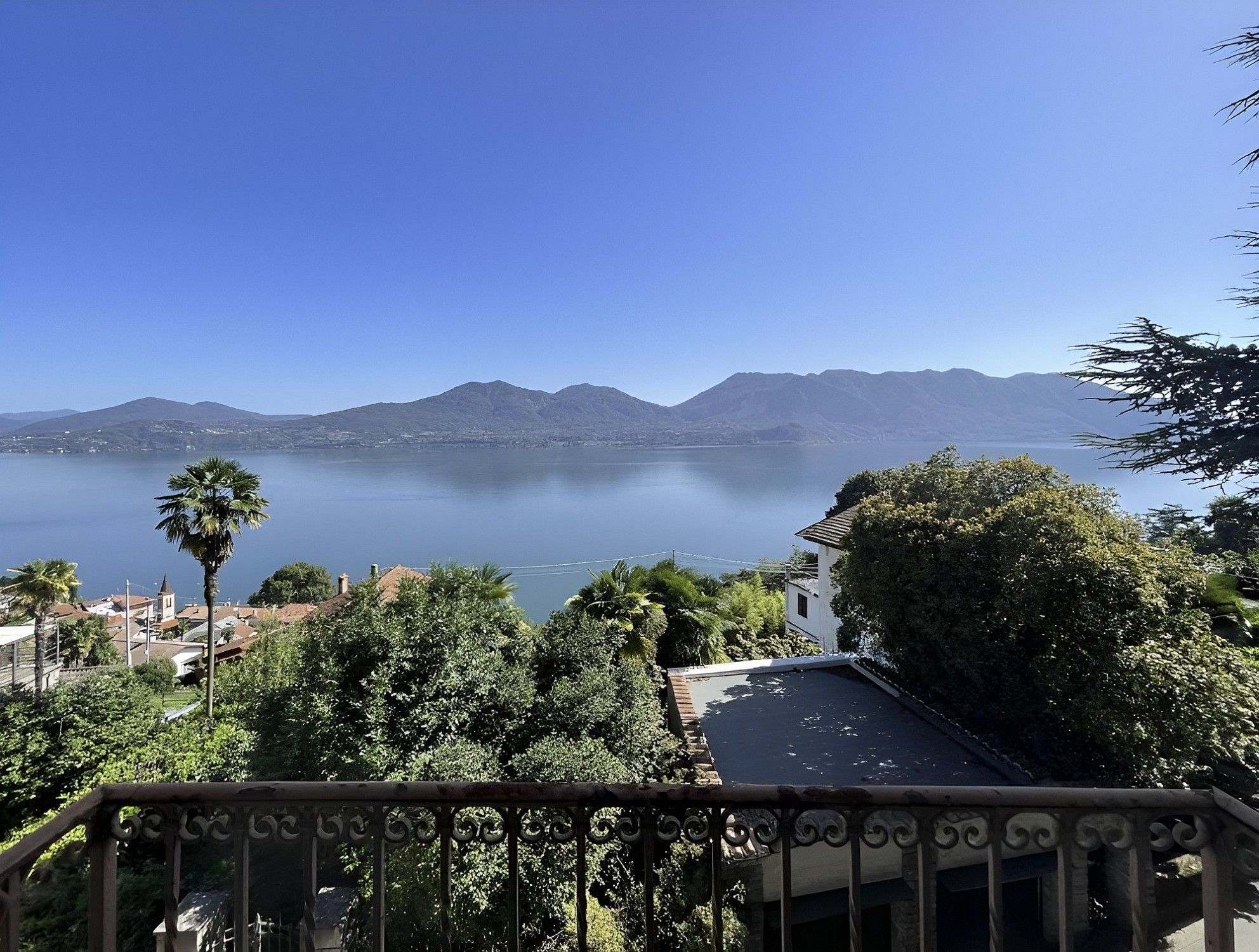 Billeder Panorama over søen i Oggebbio: villa med have og feriehus