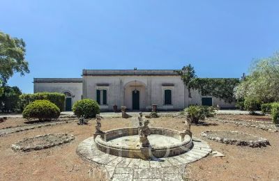 Nemovitosti, Historická vila s bazénem a zahradou nedaleko Lecce