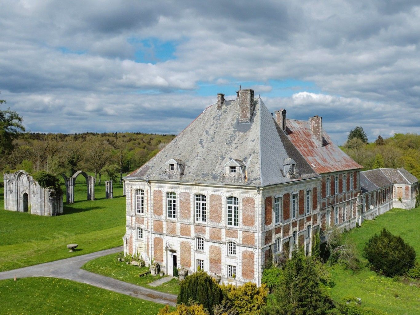 Obrázky Starý klášter v Ardenách, region Francie-Belgie