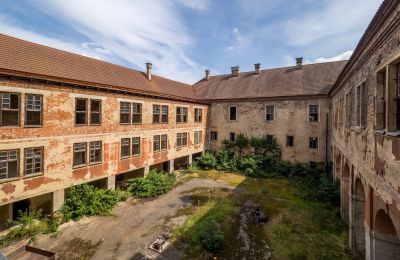 Slot købe Kounice, Zámek Kounice, Středočeský kraj, Indre gårdhave