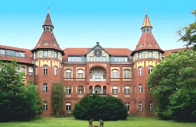 Nemovitosti, Rozlehlý areál v lese: Bývalý zámek a sanatorium v Braniborsku