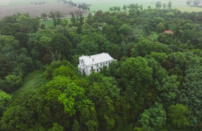 Ejendomme, Eklektisk herregård med 76 hektar skov og eng