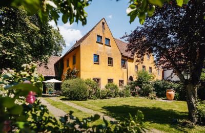 Ejendomme, Wohnen im Denkmal: Historische Schlosshälfte  in Opfingen mit einem parkähnlichen Grundstück