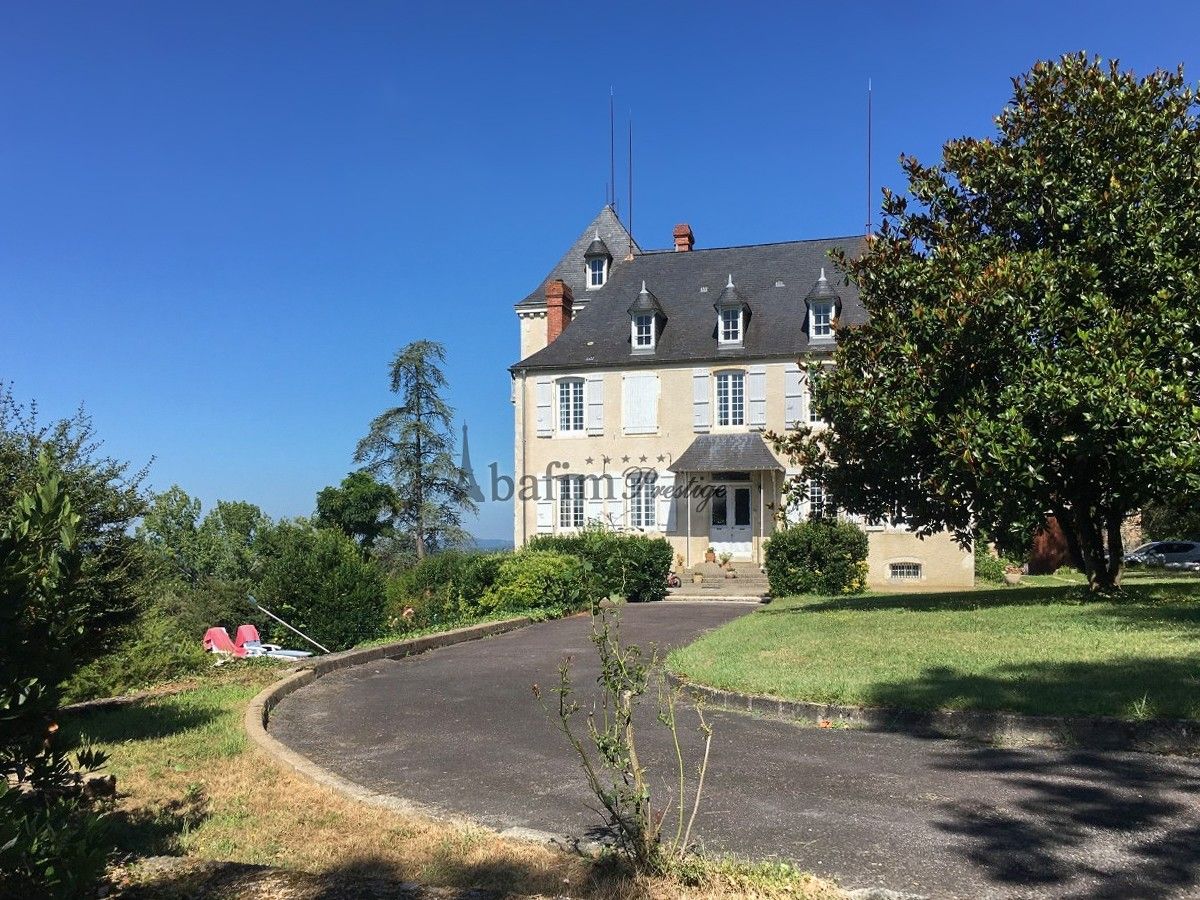 Obrázky Zrekonstruovaný château s výhledem na Pyreneje