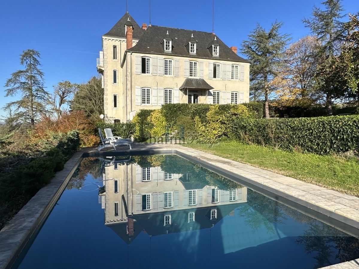 Obrázky Zrekonstruovaný château s výhledem na Pyreneje