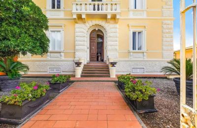 Historická vila na prodej Castiglioncello, Toscana, Pohled zepředu