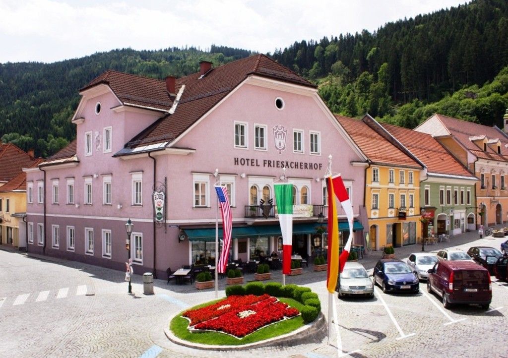 Obrázky Tradiční hotel ve Friesachu - budova ze 14. století.