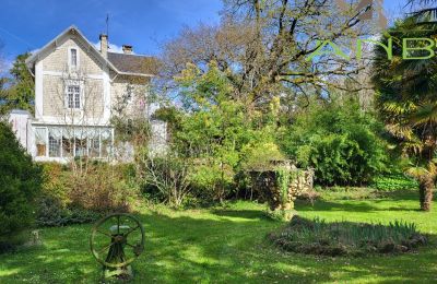 Historická vila na prodej Bussac-sur-Charente, Nouvelle-Aquitaine, Foto 1/33