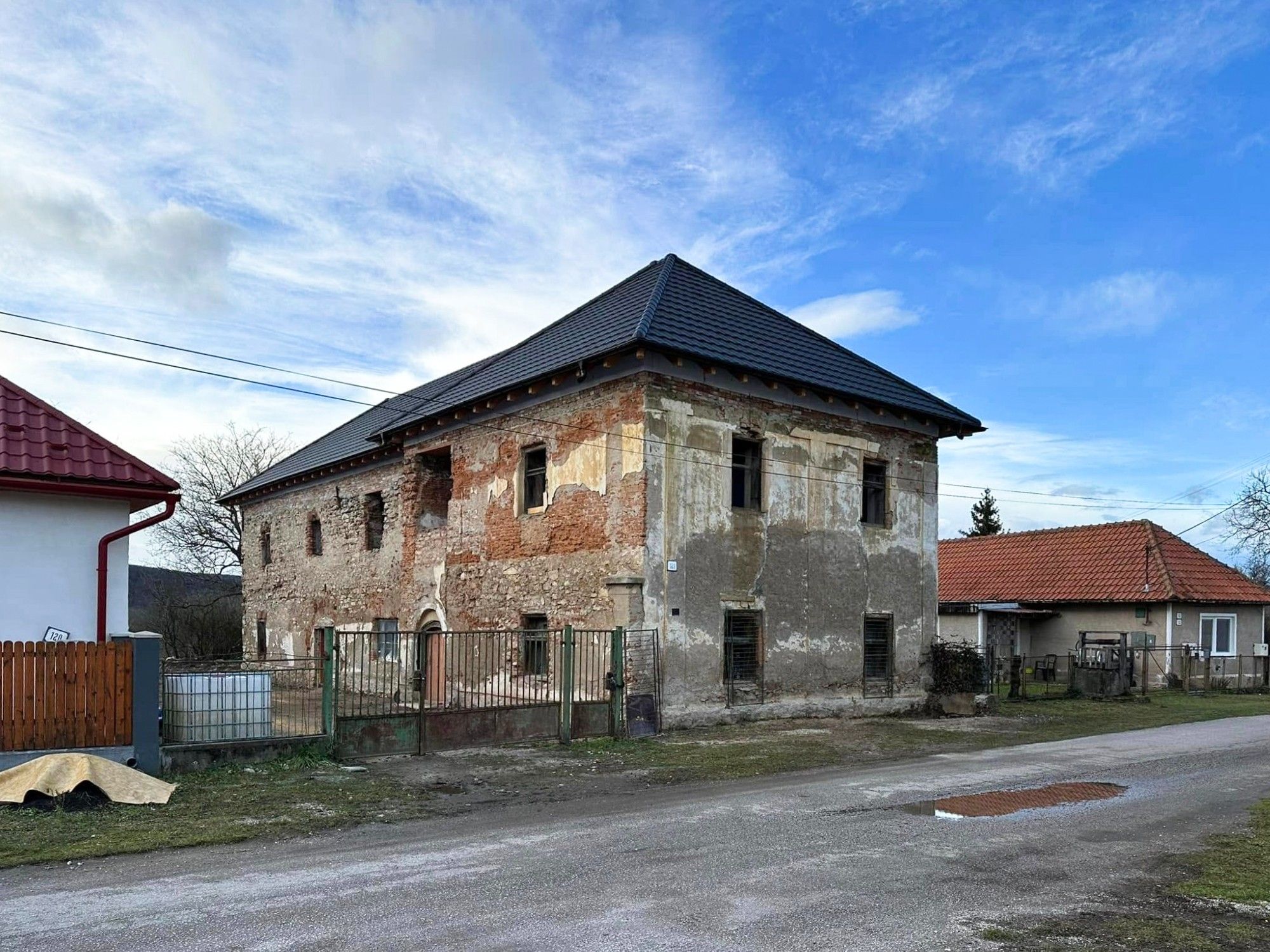 Obrázky Pozdně renesanční zámeček bez památkového statutu