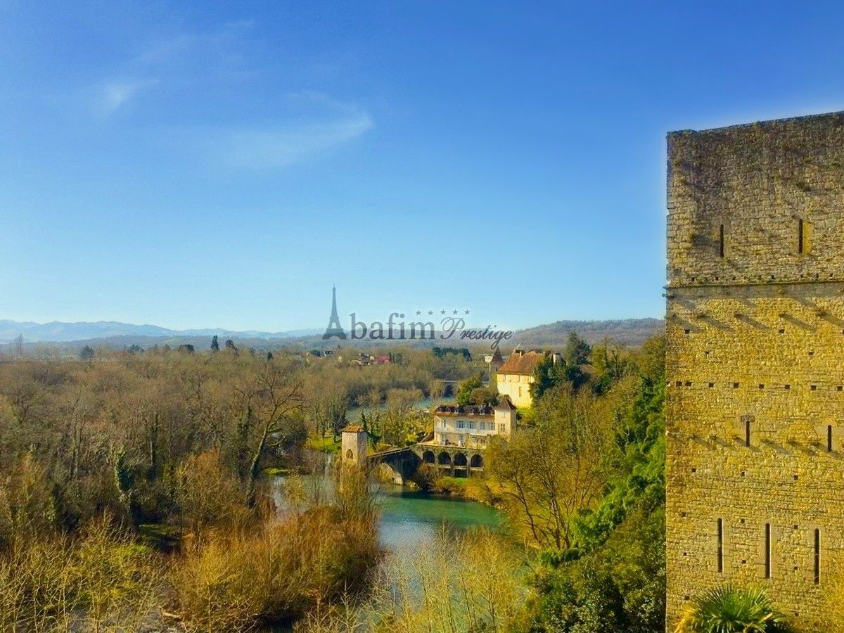 Obrázky Středověká budova v centru Sauveterre-de-Béarn