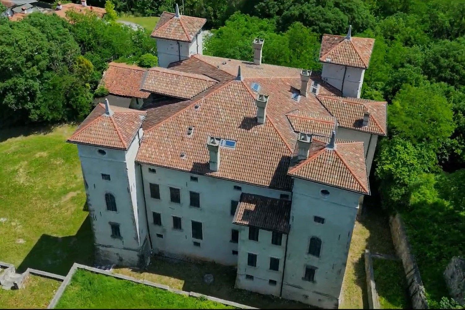 Obrázky Zámek v severní Itálii, region Friuli-Venezia Giulia, s vinicemi a projektem golfového hřiště - 110 hektarů