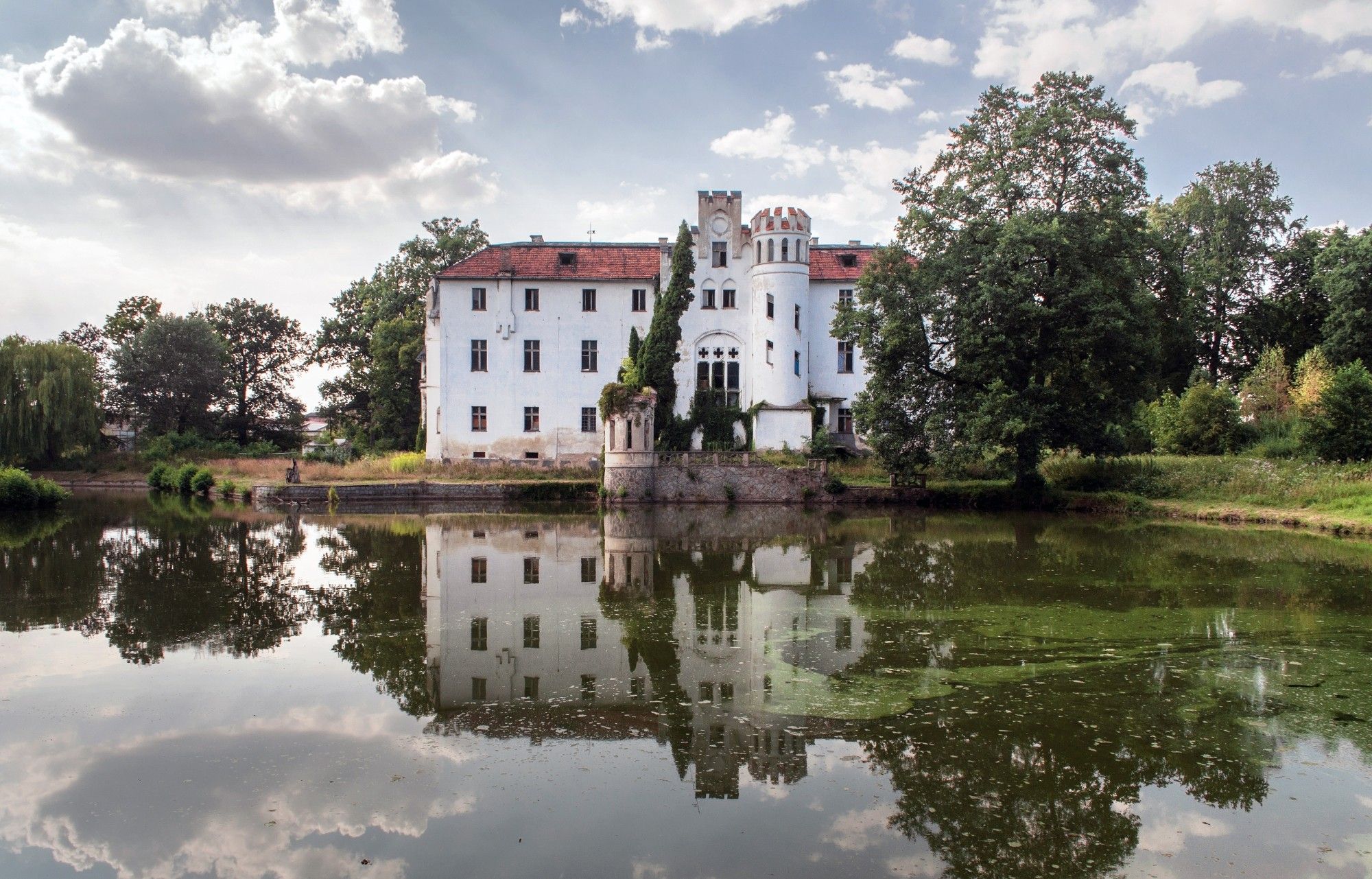 Renoveringskrævende slot ved en sø i det sydlige Polen, Slot købe