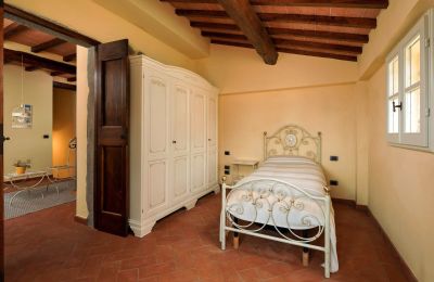 Venkovský dům na prodej Figline e Incisa Valdarno, Toscana, RIF 2966 Schlafzimmer in ehem. Scheune