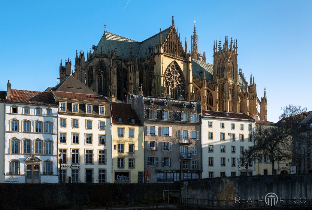 Stadtbild von Metz: Historische Häuser mit Kathedrale, Metz
