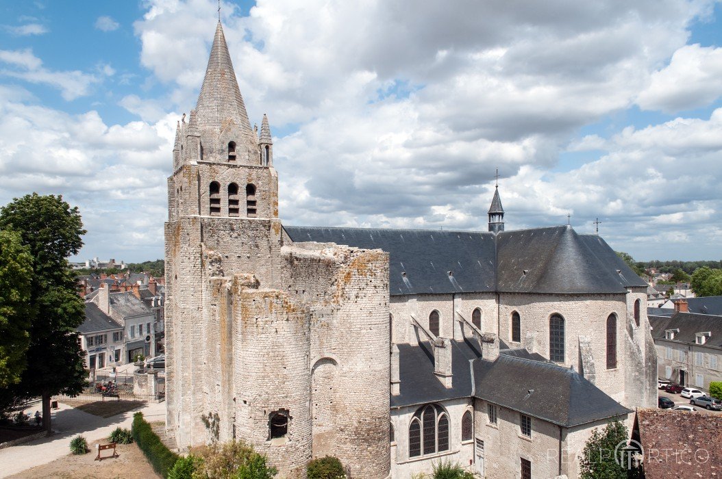 Meung-sur-Loire: Blick vom Schloss auf die historische Kirche Saint Liphard, Meung-sur-Loire