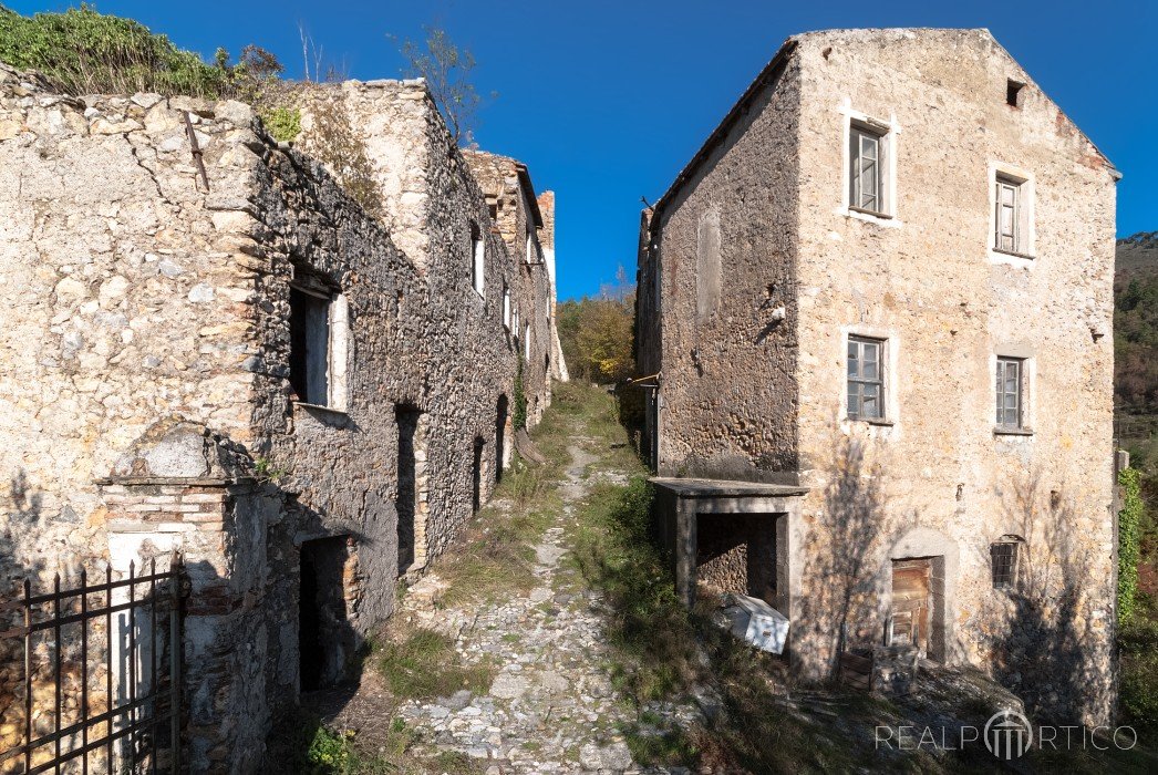 Häuserruinen eines alten Bergdorfs in Italien, Italien