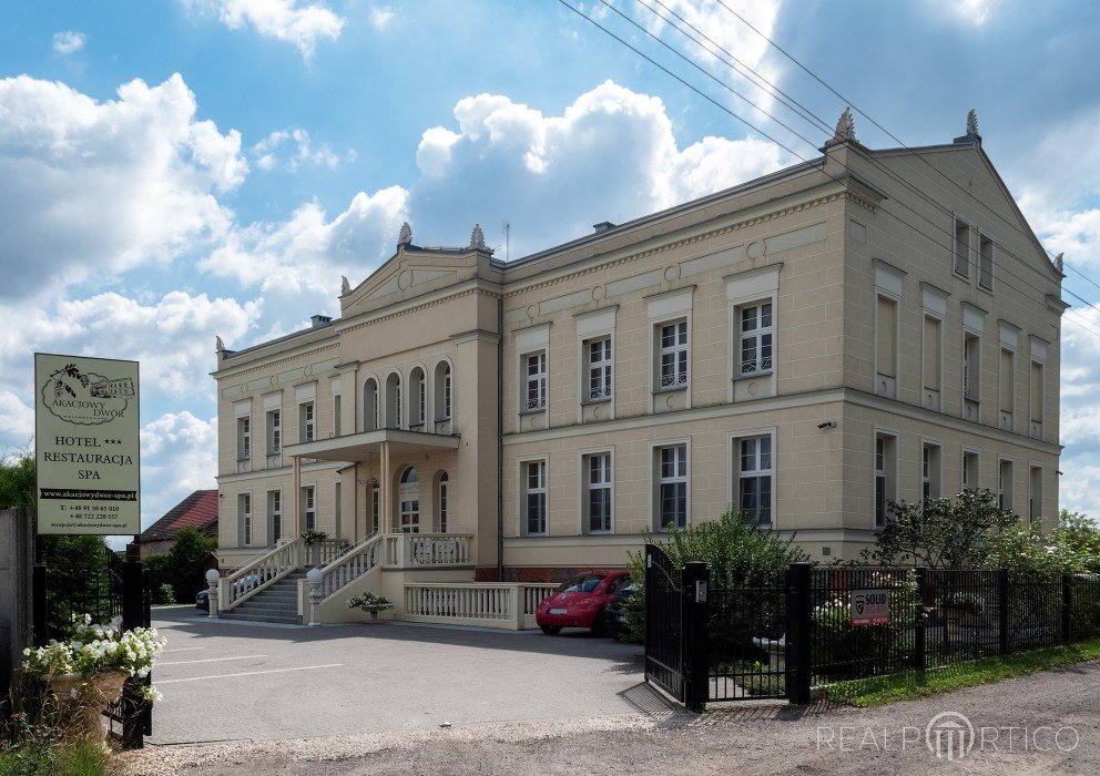Gutshäuser in Westpommern: Hotel "Akacjowy Dwor" in Trzebiatów (Treptow), Trzebiatów